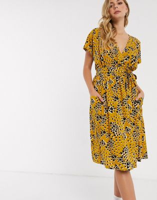 Influence wrap dress with pockets in mustard graduated heart print ASOS